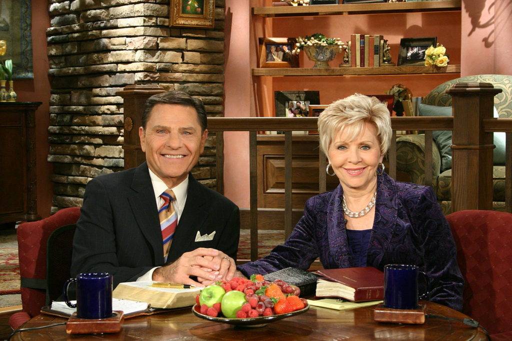 Kenneth et Gloria Copeland animant l'émission télévisée Believer's Voice of Victory (2011)